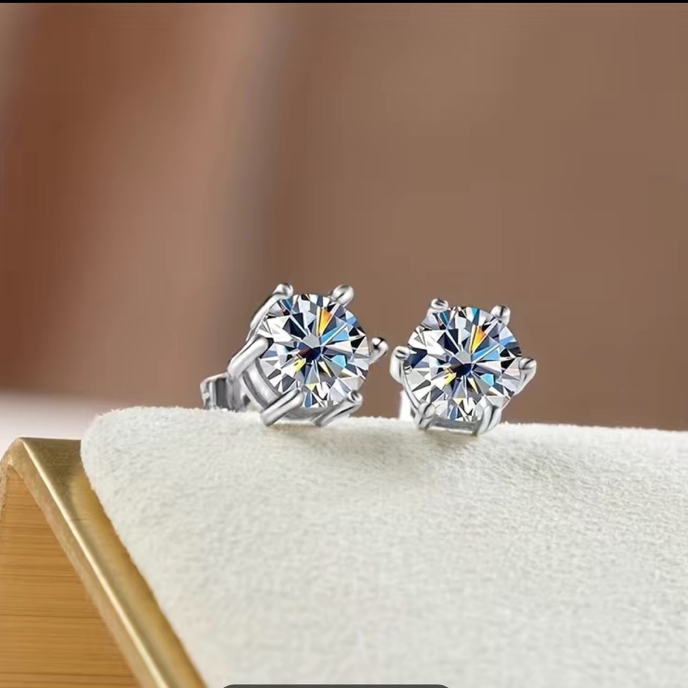 NWT 🤍 .925 STERLING SILVER 1.0 CARAT WHITE MOISSANITE 6-PRONG STUD EARRINGS - Picture 1 of 8